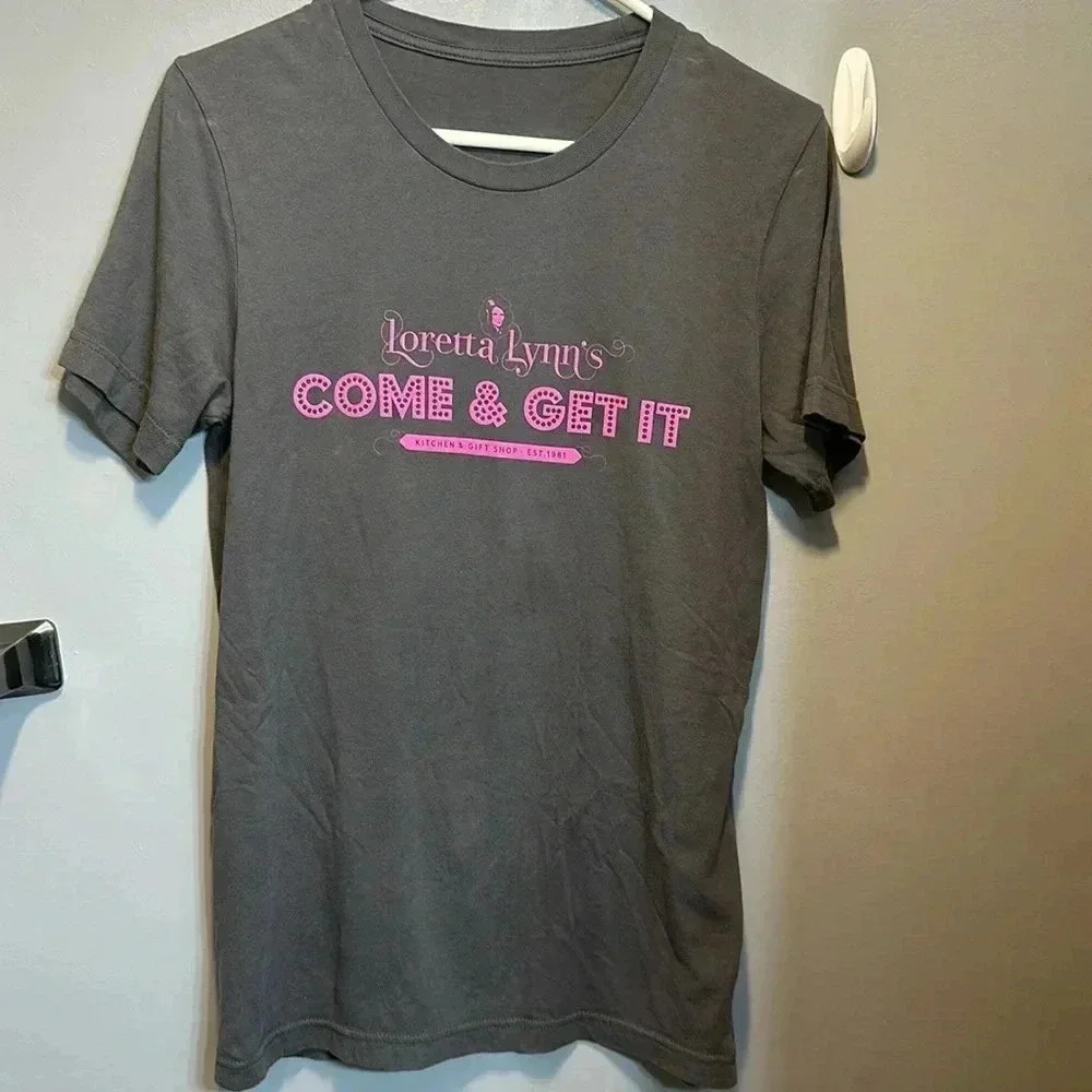 loretta lynn coal miner daughter short sleeve graphic tshirt med/lg